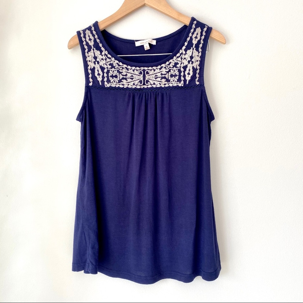 3/$22 thredUP Skies are blue embroidered top XS